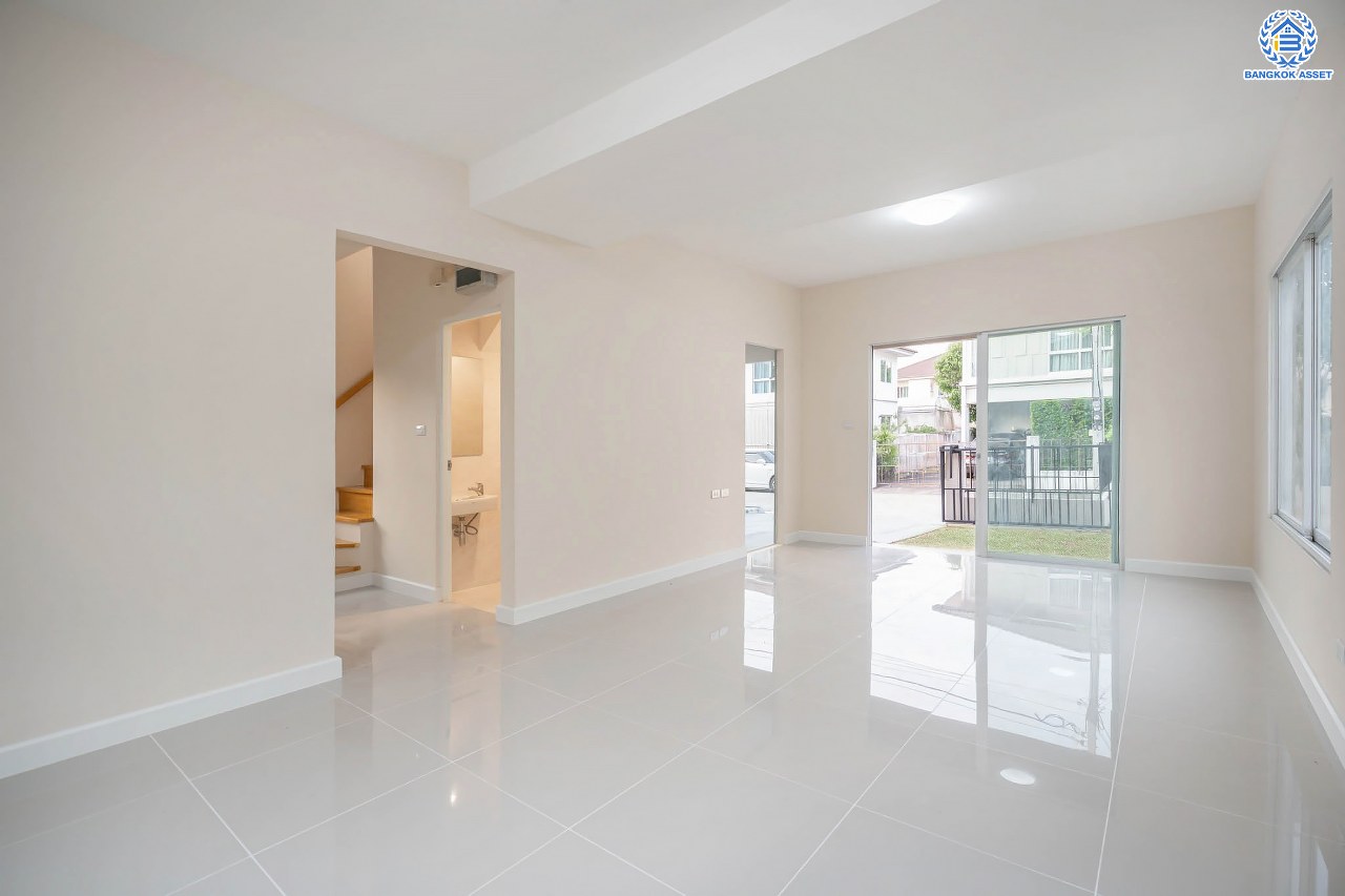 บ้านมือสองตกแต่งใหม่ สังคมคุณภาพแบรนด์ LH โครงการ อินนิซิโอ ปิ่นเกล้า-วงแหวน หลังมุม เนื้อที่ 52.5 ตร.ว. ฟังก์ชัน 3 ห้องนอน 2 ห้องน้ำ 2 ที่จอดรถ บนทำเลศักยภาพ เดินทางสะดวก เชื่อมต่อทั้งปิ่นเกล้า-ศาลายา ใกล้เซ็นทรัลเวสต์เกต รถไฟฟ้าสายสีม่วง "สถานีตลาดบางใหญ่" และทางด่วน "กาญจนาภิเษก"